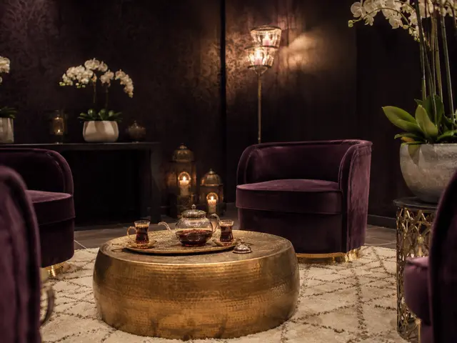 Kadife koltuklu, çay masalı bekleme salonu — Kumburgaz, Masaj Salonun