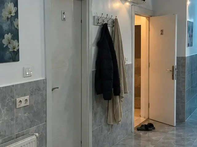 Oda girişinde askı ve temiz terlik — Kumburgaz, Masaj Salonun
