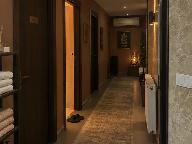 Havlu rafı ve terlikleriyle salon koridoru — Kumburgaz, Masaj Salonun